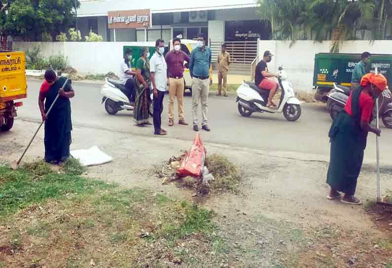 ஈரோடு மாநகராட்சியில் ஒருங்கிணைந்த துப்புரவு, டெங்கு காய்ச்சல் தடுப்பு பணி; ஆணையாளர் இளங்கோவன் பார்வையிட்டார்