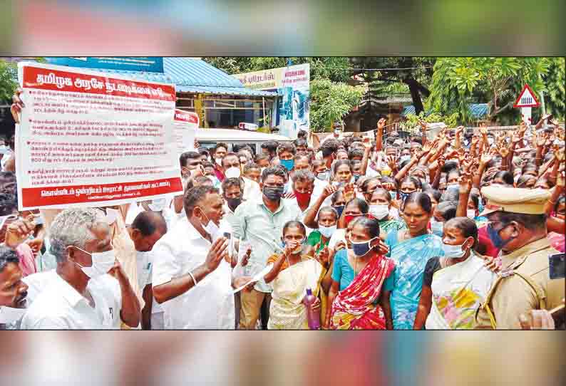 கொள்ளிடத்தில், வட்டார வளர்ச்சி அலுவலரை கண்டித்து ஊராட்சி தலைவர்கள் ஆர்ப்பாட்டம்