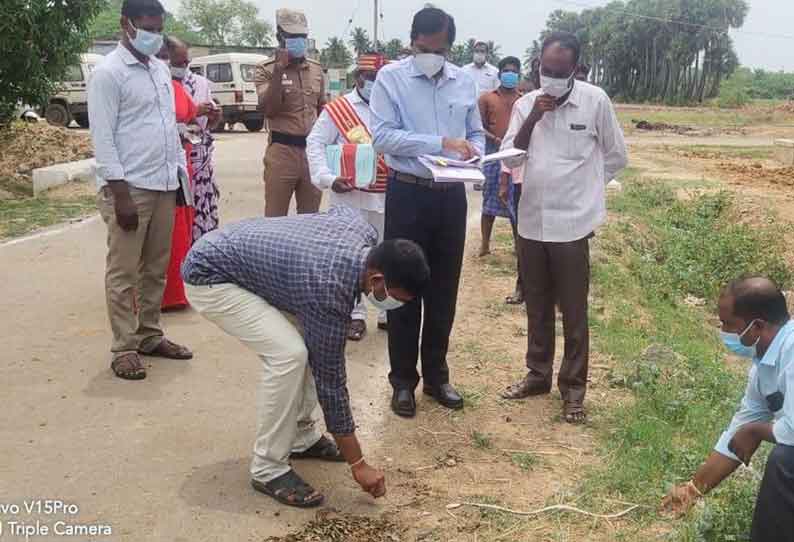 தார்சாலை அமைக்கும் பணியை கலெக்டர் கிளாட்ஸ்டன் புஷ்பராஜ் ஆய்வு