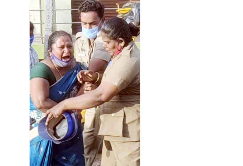 திண்டுக்கல் கலெக்டர் முகாம் அலுவலகம் முன்பு 2 குழந்தைகளுடன் பெண் தீக்குளிக்க முயற்சி