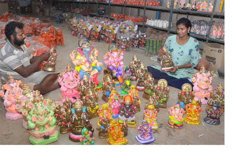 சதுர்த்தி விழா ஊர்வலத்துக்கு அனுமதி கிடைப்பதில் சந்தேகம் வீடுகளில் வைத்து வழிபட 15 விதமான விநாயகர் சிலைகள் குளங்களில் களிமண் எடுக்க முடியாமல் தொழிலாளர்கள் தவிப்பு