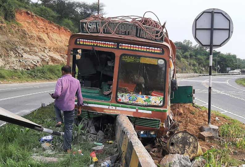 தொப்பூர் கணவாயில் தடுப்பு சுவரில் லாரி மோதி டிரைவர் காயம்