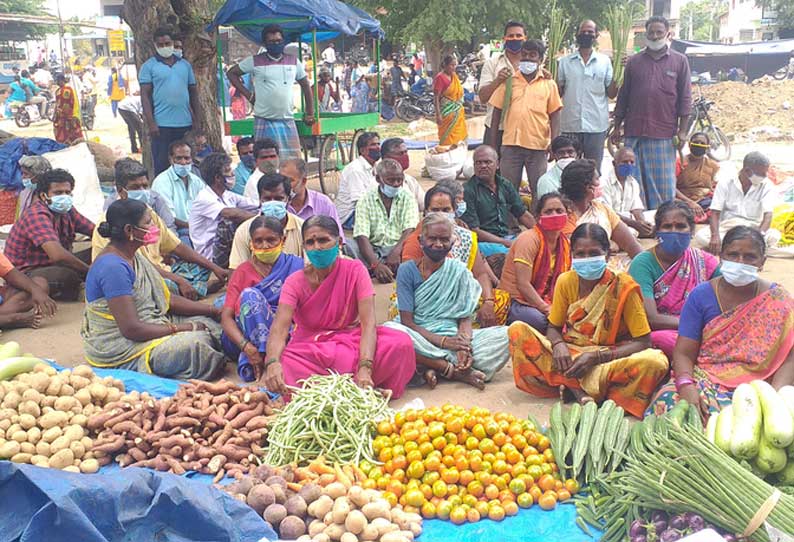 நல்லம்பள்ளி வாரச்சந்தைக்கு அனுமதி வழங்க கோரி காய்கறிகளுடன் வியாபாரிகள் தர்ணா போராட்டம்