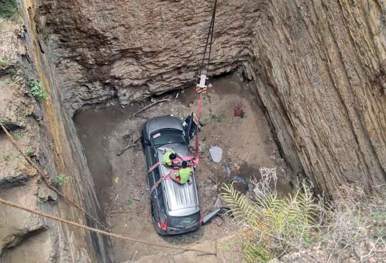 புதிய காரை ஓட்டியபோது பின்னோக்கி சென்று கிணற்றுக்குள் பாய்ந்தது