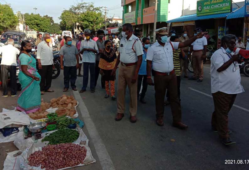 உடுமலை உழவர் சந்தைக்கு முன்பு காய்கறிகடைகளை வைத்தால் அப்புறப்படுத்தப்பட்டு நடவடிக்கை எடுக்கப்படும் என்று போலீசார் எச்சரிக்கை விடுத்துள்ளனர்.