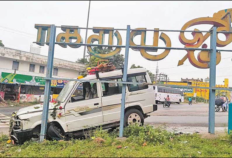 திருத்தணி முருகன் கோவில் மலைப்பாதையில் கட்டுப்பாடின்றி ஓடிய கார்