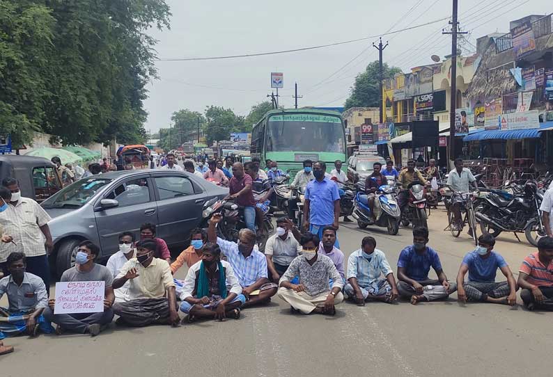 விருத்தாசலத்தில் சப்-கலெக்டர் அலுவலகம் முன்பு விவசாயிகள் சாலை மறியல் நேரடி நெல் கொள்முதல் நிலையம் திறக்க கோரிக்கை