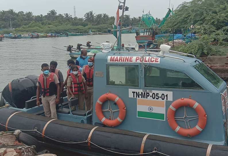 மீன்பிடி சட்ட விதிகள் பின்பற்றப் படுகிறதா? நவீன படகில் கடலுக்குள் சென்று அதிகாரிகள் திடீர் ஆய்வு