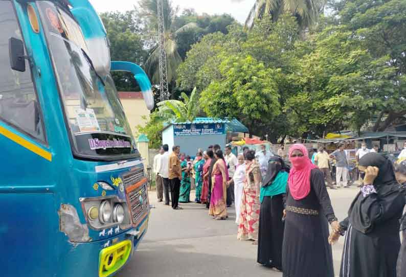 குடிநீர் வழங்கக்கோரி பெண்கள் மனித சங்கிலி