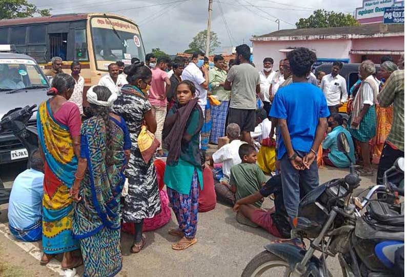 ரேஷன் பொருட்கள் வழங்காததை கண்டித்து  அரசு பஸ்சை சிறைபிடித்து பொதுமக்கள் சாலை மறியல் அந்தேவனப்பள்ளியில் பரபரப்பு