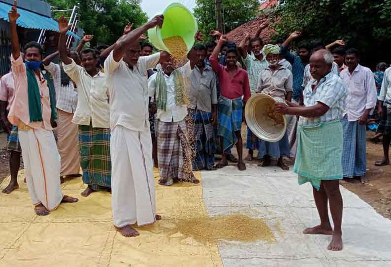 வீதியில் நெல்லை கொட்டி விவசாயிகள் போராட்டம்