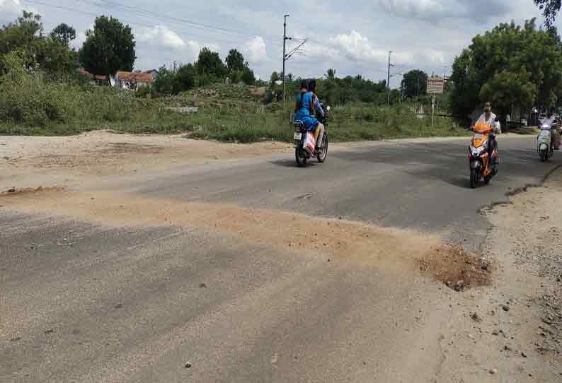 ‘தினத்தந்தி’ செய்தி எதிரொலி ரோட்டில் தோண்டப்பட்ட குழி சீரமைப்பு