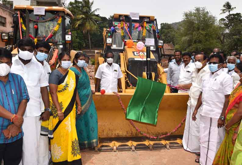 வாய்க்கால் தூர்வாருவதற்கு 2 பொக்லைன் எந்திரம்