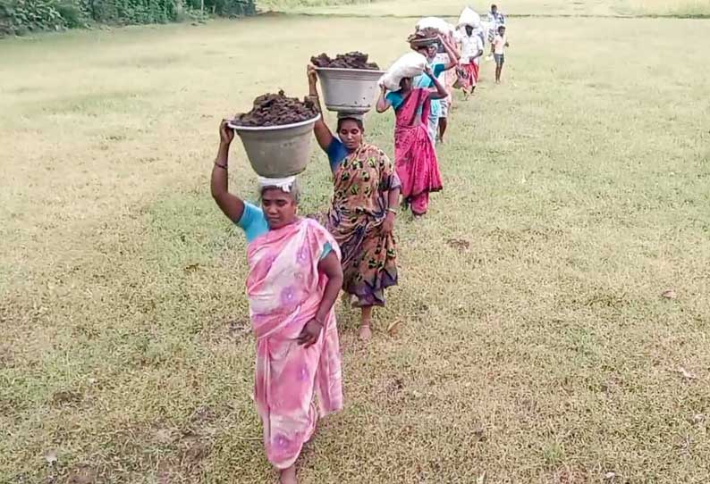 5 கிலோ மீட்டர் நடந்து சென்று தலையில் களிமண் சுமந்து வரும் தொழிலாளர்கள்