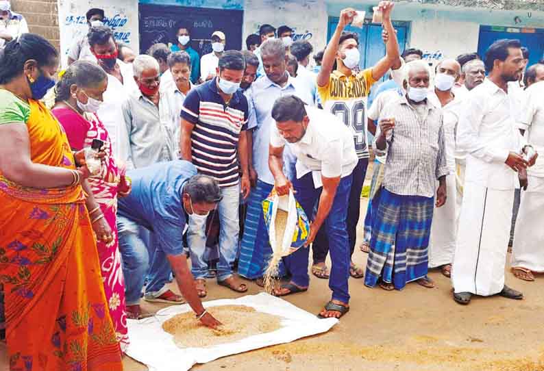 தரமற்ற அரிசி வழங்கப்படுவதாக கூறி மல்லியம் கிராம மக்கள், ரேஷன் அரிசியை சாலையில் கொட்டி ஆர்ப்பாட்டம்