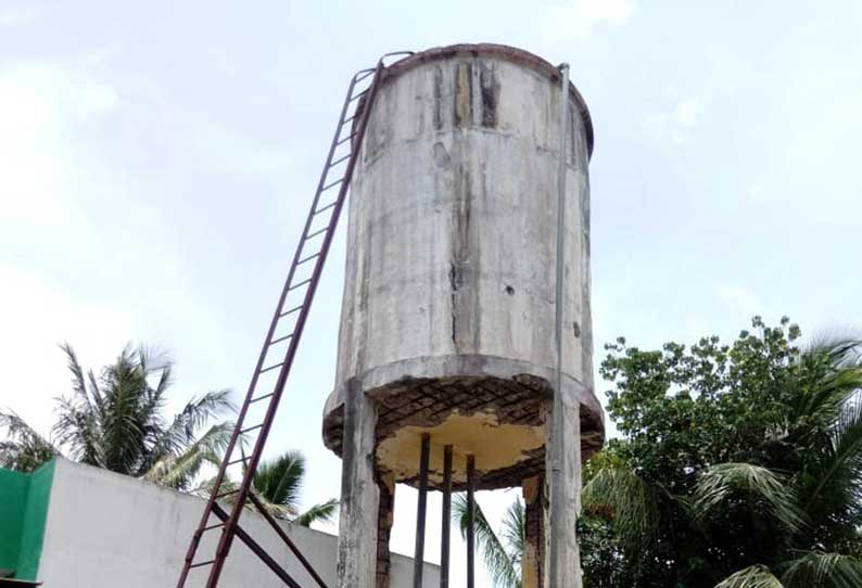 விழுப்புரம் அருகே இடிந்து விழும் அபாய நிலையில் மேல்நிலை நீர்த்தேக்க தொட்டி