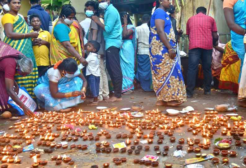 புன்னைநல்லூர் மாரியம்மன் கோவில் முன்பு விளக்கேற்றி பக்தர்கள் வழிபாடு