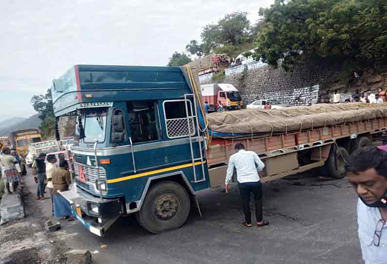 திம்பம் மலைப்பாதையில் லாரி பழுது; 4 மணி நேரம் போக்குவரத்து பாதிப்பு