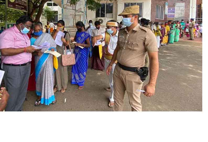 மயிலாடும்பாறை அருகே  விளையாட்டு மைதானம் அமைக்க வேண்டும்  கலெக்டரிடம் கிராம மக்கள் கோரிக்கை