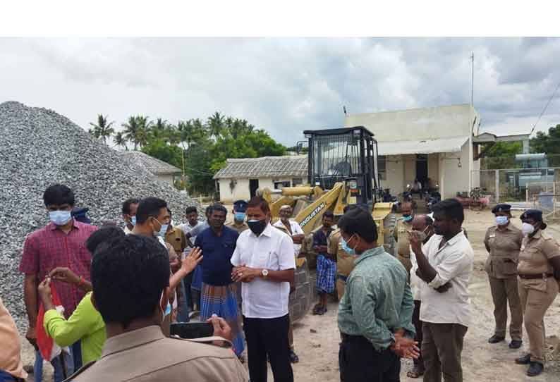 மடத்துக்குளம் பகுதியில் ஓடைப்புறம்போக்கு பகுதியில் தனியார் நிறுவனம் மேற்கொண்டிருந்த ஆக்கிரமிப்புகள் நேற்று அகற்றப்பட்டது.