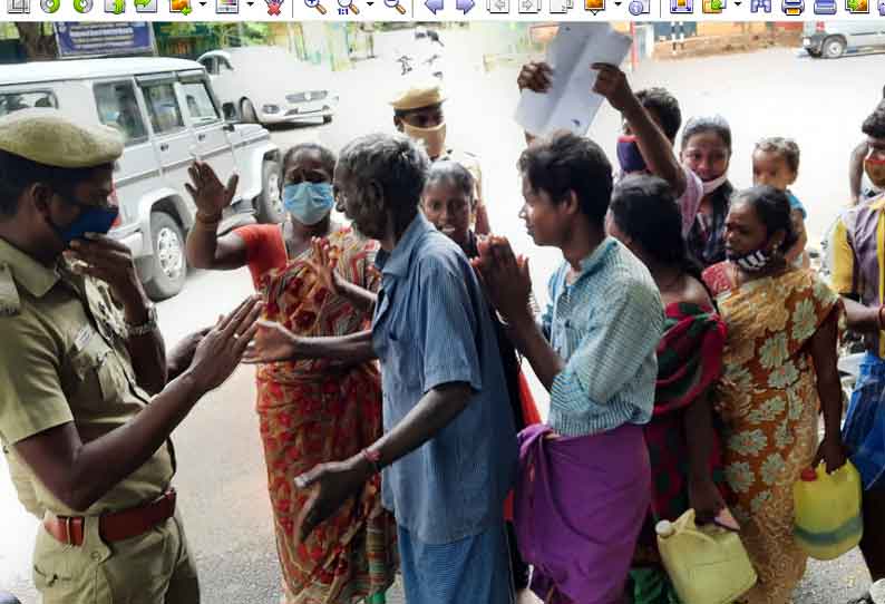 ஒரே குடும்பத்தை சேர்ந்த 15 பேர் தீக்குளிக்க முயற்சி