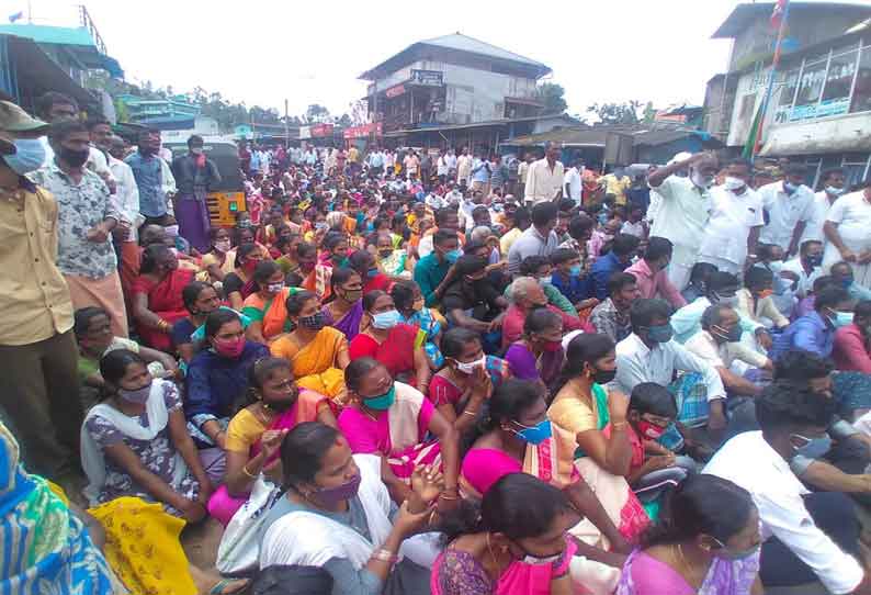 காட்டு யானைகள் ஊருக்குள் புகுவதை தடுக்கக்கோரி பொதுமக்கள் சாலை மறியல்