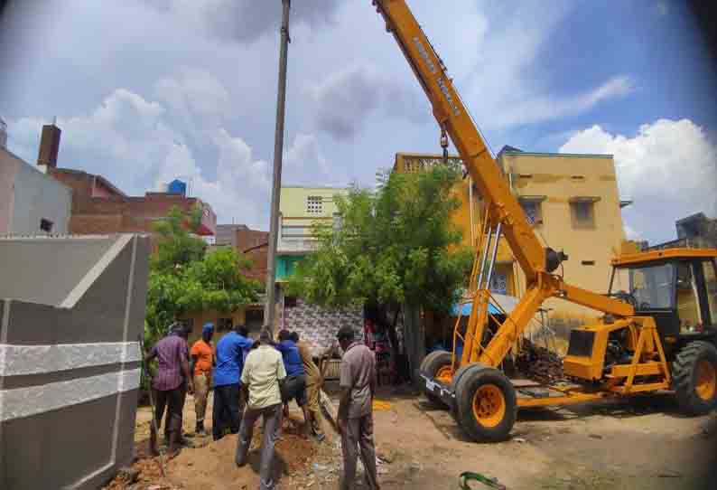 மின்கம்பங்கள் சீரமைக்கும் பணிகள் தீவிரம்