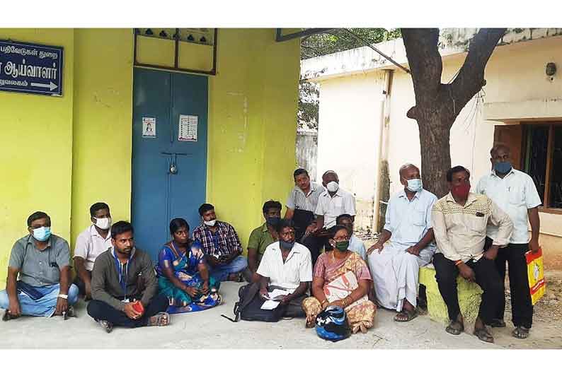 அரக்கோணம் நகர சார் ஆய்வாளர் அலுவலகம் முன்பு  பொதுமக்கள் திடீர் போராட்டம்