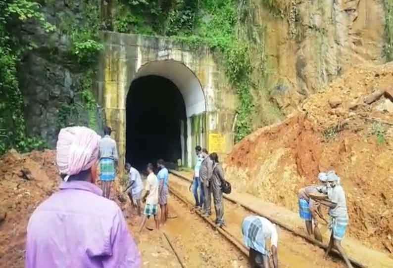 செங்கோட்டை அருகே தண்டவாளத்தில் மண் சரிவு