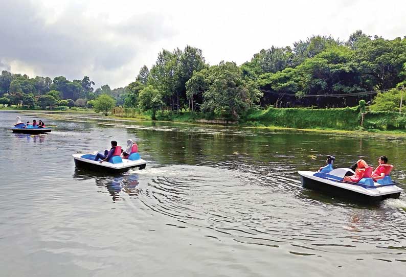 ஏற்காட்டில் சுற்றுலா பயணிகள் குவிந்தனர்- படகு சவாரி செய்து உற்சாகம்