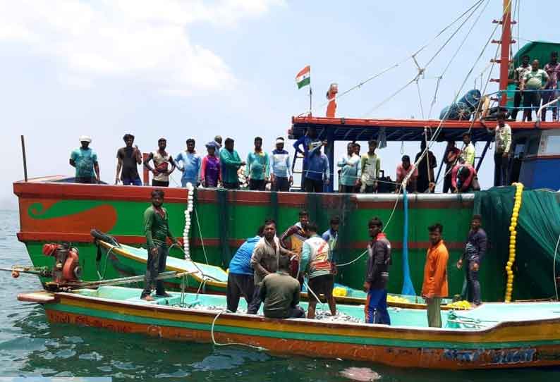 சுருக்குமடி வலைகளை பறிமுதல் செய்ய சென்ற கடலூர் அதிகாரிகள் நடுக்கடலில் சிறைபிடிப்பு  30 படகுகளில் மீனவர்கள் சுற்றிவளைத்ததால் பரபரப்பு