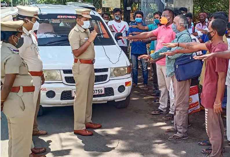 ஹெல்மெட் அணியாமல் வந்த வாகன ஓட்டிகளை திருக்குறள் எழுத வைத்து தண்டனை