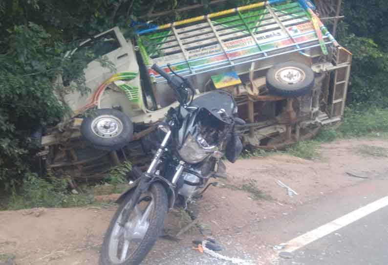 அரிமளம் அருகே  சரக்கு வேன் மோதி தனியார் பஸ் டிரைவர் பலி  எல்லை பிரச்சினையால் போலீசாருக்கு இடையே குழப்பம்