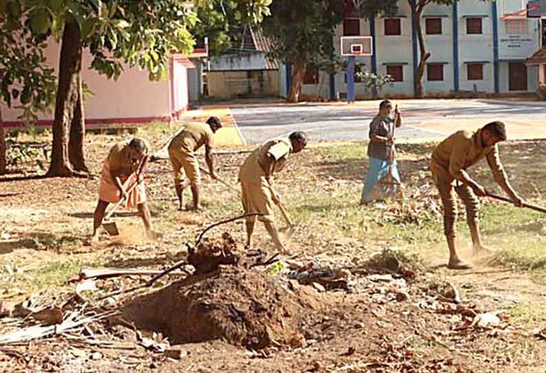 பள்ளி வளாகங்களை தூய்மைப்படுத்தும்  பணி தீவிரம்