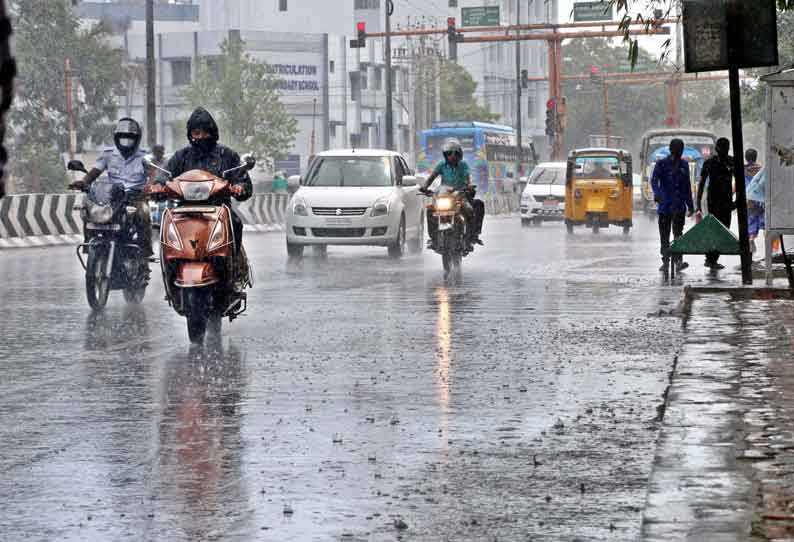 கோவையில் வெப்பசலனம் காரணமாக மழை பெய்தது.