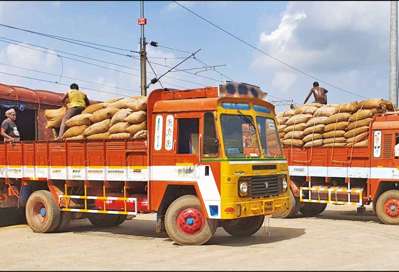 திருவாரூரில் இருந்து ஓசூருக்கு அரவைக்காக 2 ஆயிரம் டன் நெல் சரக்கு ரெயிலில் அனுப்பி வைக்கப்பட்டது