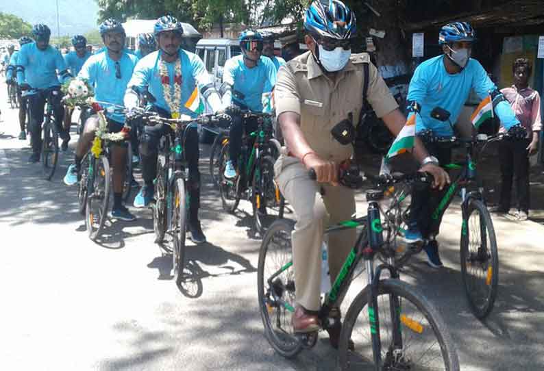 துணை ராணுவ வீரர்களுக்கு பூங்கொத்து கொடுத்து வரவேற்பு