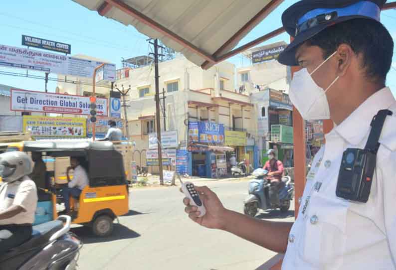 போக்குவரத்து சிக்னலை ரிமோட் மூலம்  இயக்கும் போலீசார்