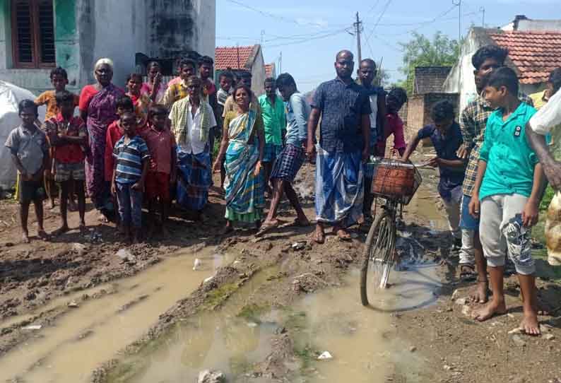 சேறும், சகதியுமான சாலையை சீரமைக்கக்கோரி பொதுமக்கள் போராட்டம்