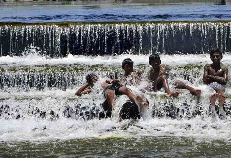 வைகையில் உற்சாக குளியல்