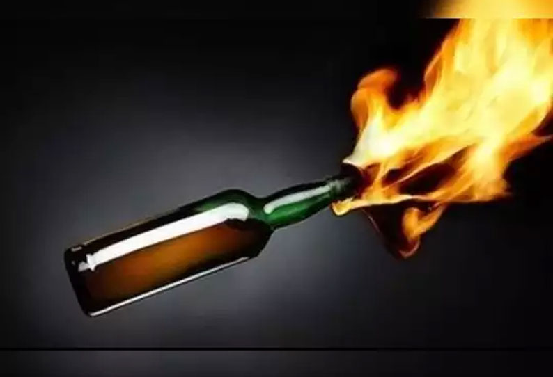 Two persons have been arrested for throwing petrol bombs at a Chennai kiln  and attacking Rowdy in broad daylight || சென்னை சூளைமேட்டில் பெட்ரோல்  குண்டுகளை வீசி பட்டப்பகலில் ரவுடி மீது ...