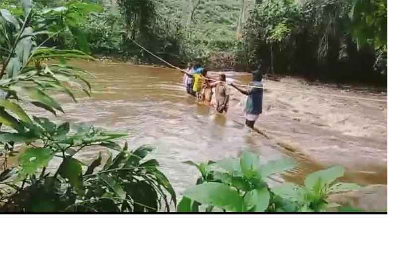 கொடைக்கானலில் கனமழை  பேத்துப்பாறை பெரியாற்றில் வெள்ளப்பெருக்கு   பொதுமக்கள் கயிறு கட்டி மீட்பு