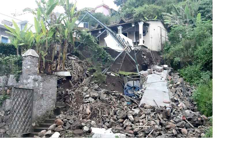 கொடைக்கானலில் கனமழை வீட்டின் சுற்றுச்சுவர் இடிந்து விழுந்தது