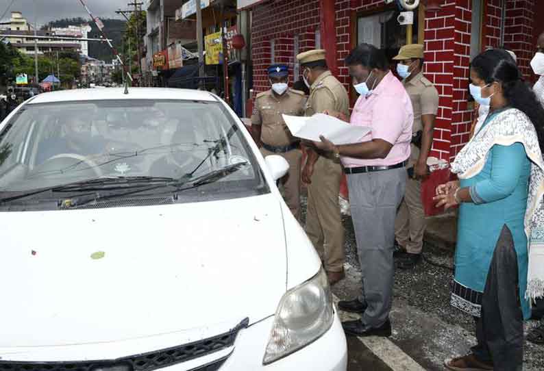 தமிழக-கேரள எல்லையில் வாகன தணிக்கை செய்த தேனி கலெக்டர்