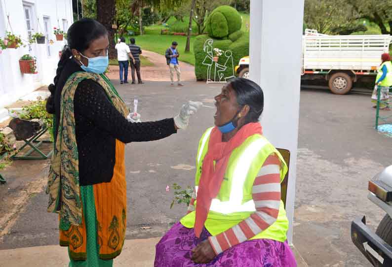 சுற்றுலா தலங்களில் பணிபுரியும் ஊழியர்களுக்கு கொரோனா பரிசோதனை