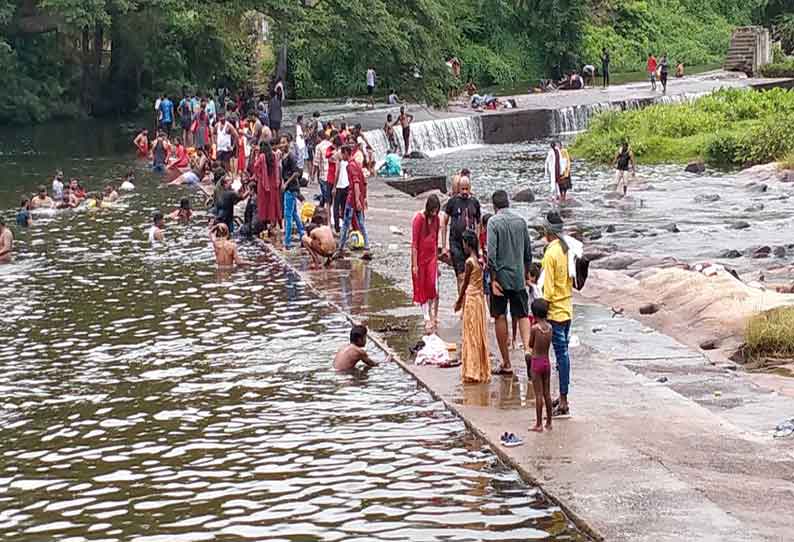 ஆழியாறு தடுப்பணையில் குவிந்த சுற்றுலா பயணிகள்