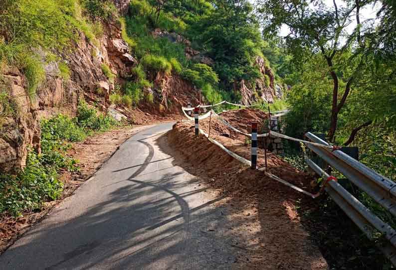 வாணியம்பாடி அருேக மலைப்பாதையில் ஏற்பட்ட மண்சரிவை விரைவில் சீரமைக்க வேண்டும். மலைக் கிராம மக்கள் கோரிக்கை