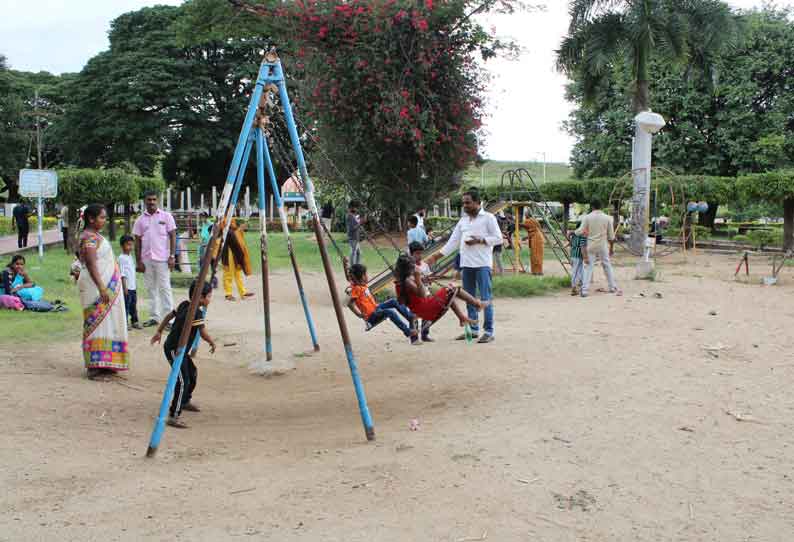 கிருஷ்ணகிரி அணை, சிறுவர் பூங்காவில் குவிந்த பொதுமக்கள்