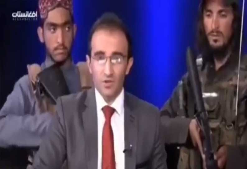 Dua militan Islam di latar belakang mengawasi mata mereka.  ||  Taliban memerintah di Afghanistan: tidak ada kebebasan media..!  Video Dua militan Islam di latar belakang mengawasi mata mereka.  ||  Taliban memerintah di Afghanistan: tidak ada kebebasan media..!  Video