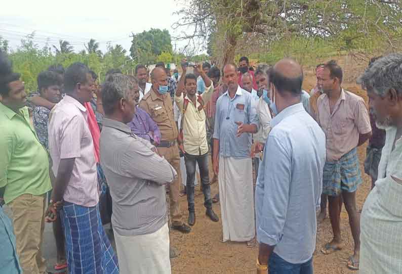 ஆழ்குழாய் தண்ணீரை எடுத்து செல்ல எதிர்ப்பு; கிராம மக்கள் சாலைமறியல்